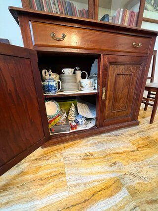 Comedor y vitrina de madera