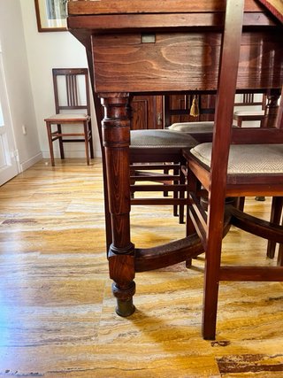 Comedor y vitrina de madera