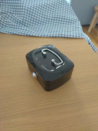 Caja metálica negra con llave