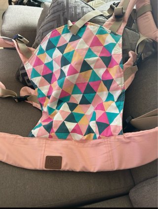 Mochila portabebés con estampado geométrico