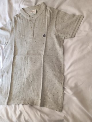 Polo gris con puntos