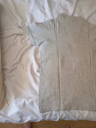 Polo gris con puntos