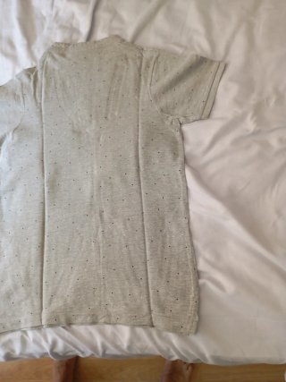 Polo gris con puntos