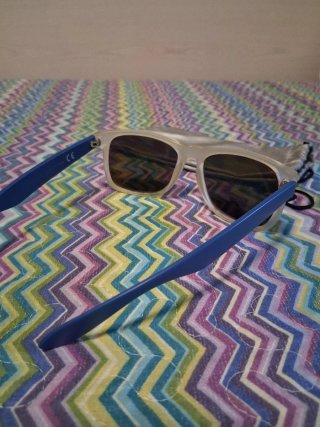 Gafas de sol azules y gris.