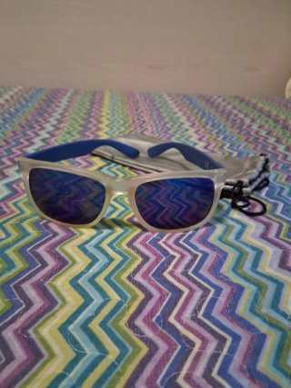 Gafas de sol azules y gris.