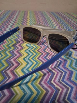 Gafas de sol azules y gris.