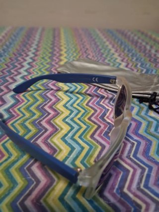 Gafas de sol azules y gris.