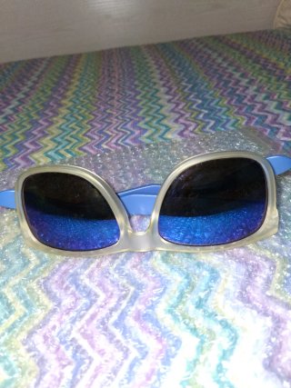 Gafas de sol azules y gris.