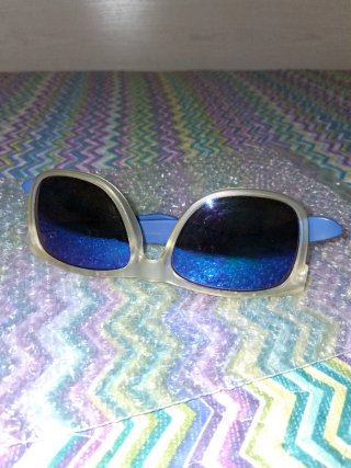 Gafas de sol azules y gris.