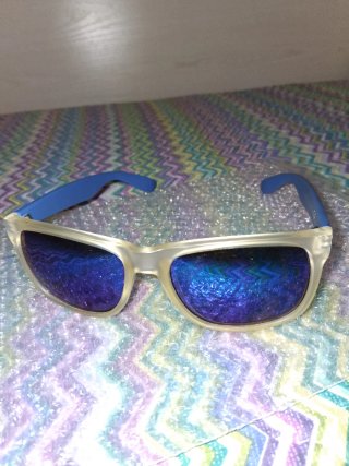 Gafas de sol azules y gris.