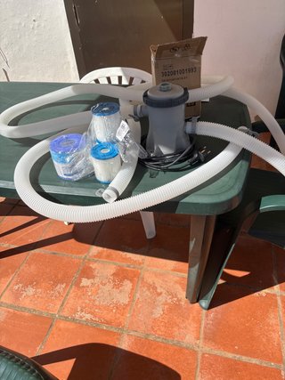 Depuradora piscina con mangueras y filtros.