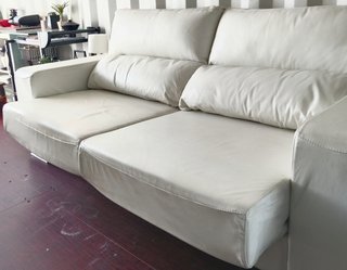 Sofá de piel nuevecito deslizante Marca Acomodel