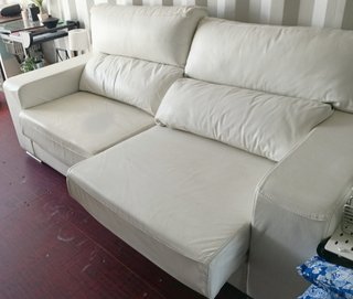 Sofá de piel nuevecito deslizante Marca Acomodel
