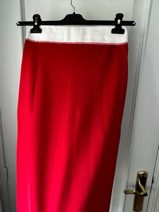 Falda tubo roja con detalles blancos
