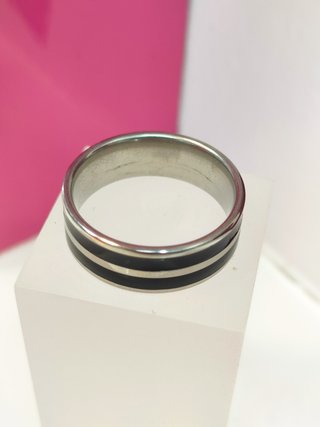 Anillo acero plateado con lineas negras T24