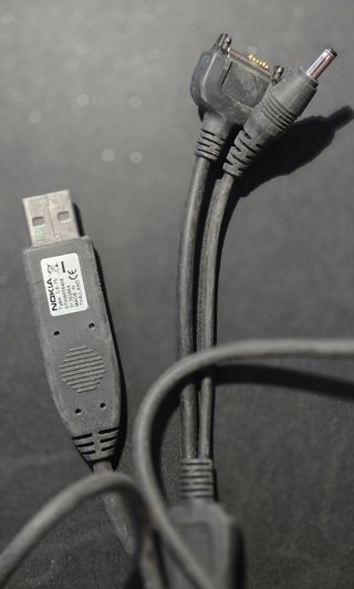 Nokia 3330 Movistar con cable de carga