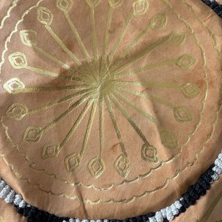 Puff de piel beige oscuro y dorado