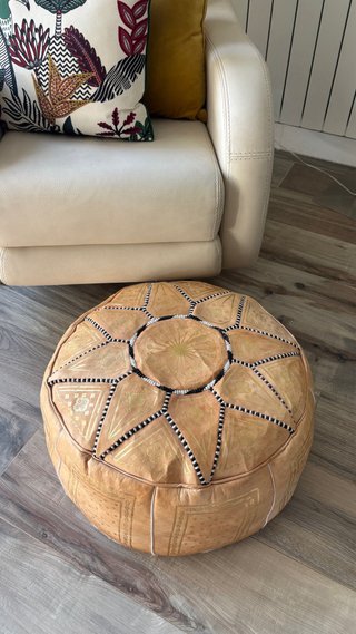 Puff de piel beige oscuro y dorado