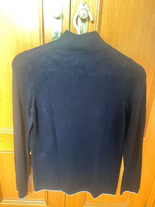 Jersey negro cuello alto