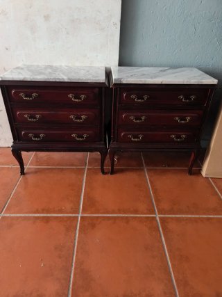 Mesitas de noche antiguas de madera y mármol