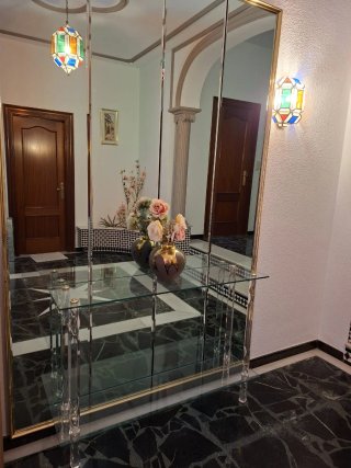 Mesa de entrada cristal y metal dorado