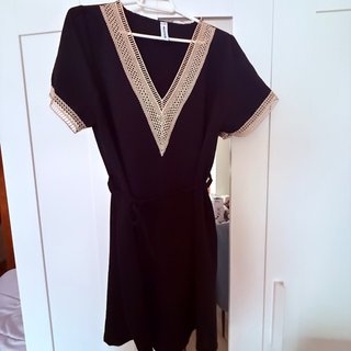 Vestido negro con detalles dorados