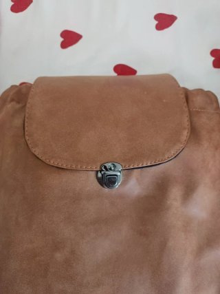 Mochila urban efecto cuero marrón cierre solapa