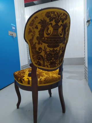 Silla de madera vintage con tapicería amarilla