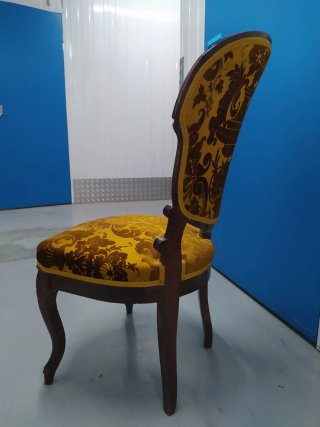 Silla de madera vintage con tapicería amarilla