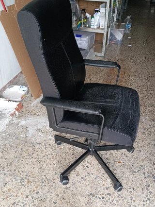 Mesa, sillón y estanteria