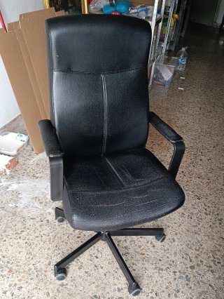 Mesa, sillón y estanteria
