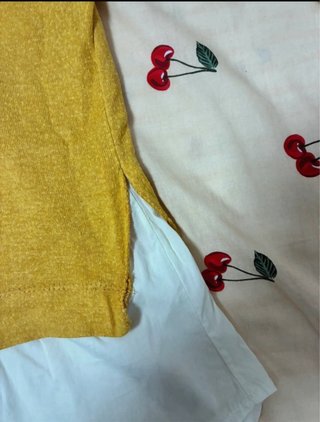 Camiseta larga amarilla con blanco
