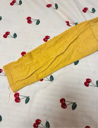 Camiseta larga amarilla con blanco