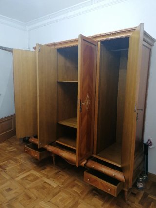 Armario de madera con 4 puertas