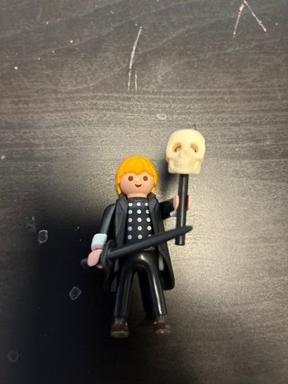 Playmobil Shakespeare con calavera y espada