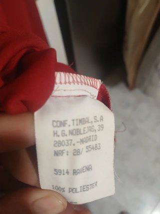 Casaca roja mujer con cadena dorada