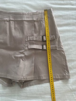 Falda pantalón beige con hebillas