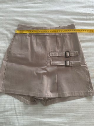 Falda pantalón beige con hebillas