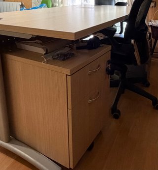 Escritorio madera y metal con cajonera