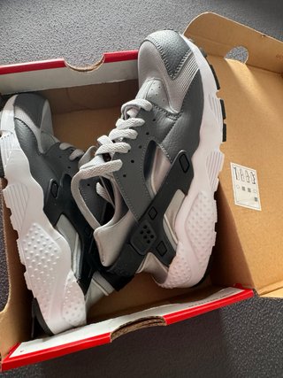 Zapatillas Nike Air Huarache Grises y Blancas