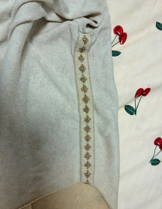 Camiseta beige manga 3/4 con detalles dorados