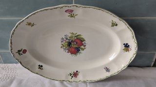 Dos fuentes y ensaladera porcelana San Claudio