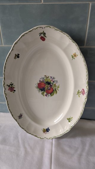 Dos fuentes y ensaladera porcelana San Claudio