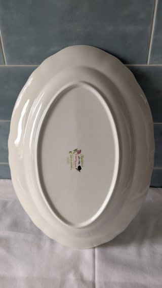 Dos fuentes y ensaladera porcelana San Claudio