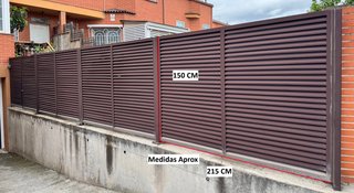 Valla metálica exterior marrón
