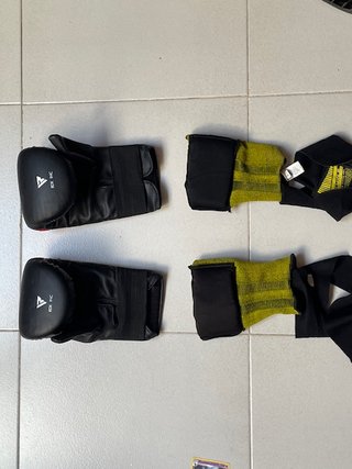 Saco de Boxeo RDX con los guantes y el soporte