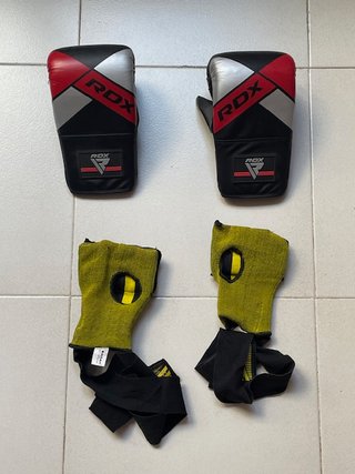 Saco de Boxeo RDX con los guantes y el soporte