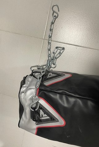 Saco de Boxeo RDX con los guantes y el soporte