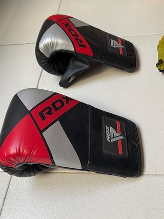 Saco de Boxeo RDX con los guantes y el soporte
