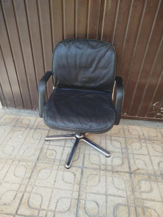 Silla de oficina piel negra y metal wilkhahn